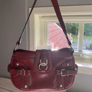 Väska - Snygg retro väska som tyvärr inte kommit till användning, hör av er vid intresse eller frågor💞 gratis frakt!