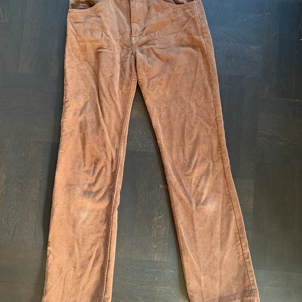 Lågmidjade bruna jeans från brandy Melville, de är uppsprättade längst ner vid benet vilket gör de lite längre❤️ 200 + frakt . Jeans & Byxor.