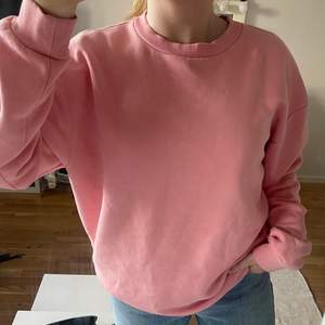 Jättefin rosa oversized sweatshirt som tyvärr inte kommer till användning, bara använd ett fåtal gånger så den är i nyskick! Färgen är lite ljusare rosa irl