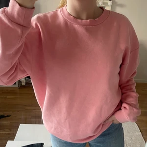 Sweatshirt - Jättefin rosa oversized sweatshirt som tyvärr inte kommer till användning, bara använd ett fåtal gånger så den är i nyskick! Färgen är lite ljusare rosa irl