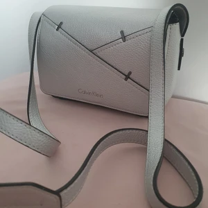 Calvin klein väska - Säljer min calvin klein axelremväska som inte kommit till användning. I jättefint skick. Köparen står för frakt
