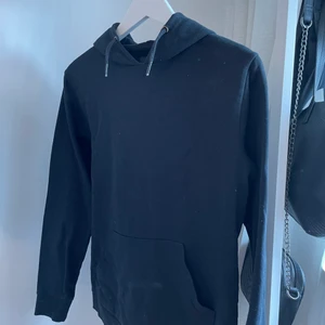 Svart Hoodie - Svart hoodie i storlek M. Köpt på zalandoherr. Använd med i bra skick. 