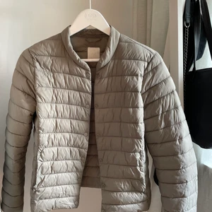 Jacka - Jacka från hm. Osäker på storlek då det inte finns någon lapp men passar mig som är en S/M. Kort modell i superfin beige färg