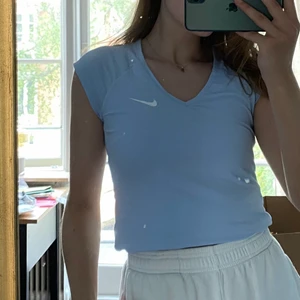 Nike T-shirts  - Två likadana Nike T-shirt, en i ljusblått och en i ljusrosa. Säljer båda två i storlek XS, kan diskuteras privat vid köp av båda eller en av de. Väldigt stretchiga och oanvända. Suuuuperskön kvalité.💙💙💗💗💗