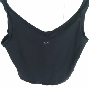 Nike top  - Nästan helt oanvänd super sött nike träningstop. Funkar dock även som vanlig top. Superbekväm och tålig