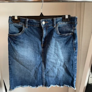 Jeanskjol - Vanlig jeanskjol från veromoda. Använd med i bra skick. Tight passform med hylsor