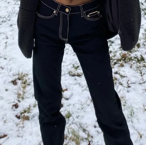 Eytys jeans - Säljer dem här super fina eytys jeansen i bomull eftersom att dem är lite för stora på mig! Dem är i super fint skick och endast testade på en gång! Buda i kommentarerna💘650kr för en snabb affär! Lånade bilder!
