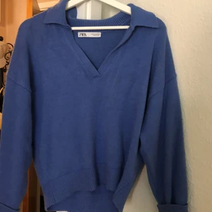 Slutsåld stickad tröja från Zara!! - Eftersom efterfrågan är hög så Zaras slutsålda stickade tröja säljer jag denna i både blå och naturvit färg i storlek M. Denna blåa är i fint skick bortsett från en diskret fläck som visas på den tredje bilden, bilden är tagen med blixt. Fläcken går säkert att tvätta bort med husmorsknep, är en fläck med kaffe.