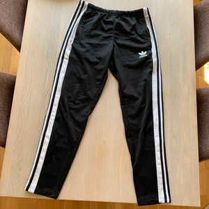 Adidas byxor med knappar Limited edition M - Säljs inte längre i affär, köpes för 1500. Lite använda. 