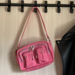 NuNoo väska - Rosa curdory väska från NuNoo. Säljer för 400kr och köparen står för frakt.