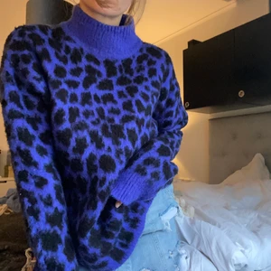 Stickad tröja - Oversized, super skön i materialet! Knappt använd. Frakt ingår✨