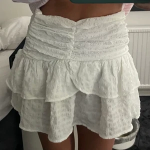 Vit Volang Kjol - En jättefin vit kjol från gina tricot, använd 2 gånger men är i nyskick. Den är i XS men passar även er i S. Skriv privat om ni har frågor:) Buda gärna