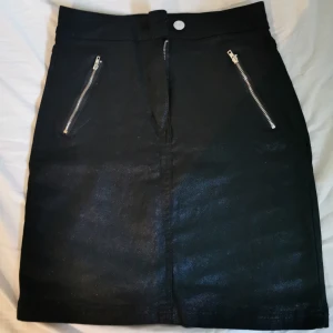 Glittrig svart kjol  - Kjolen glittrar lite. Stretchigt material