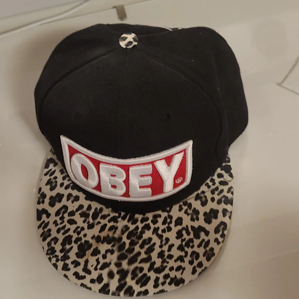 En fin keps med märket obey på! 100% polyester, går att tvätta i 30°. Mycket sparsamt använt och den är knappt använd.. Accessoarer.