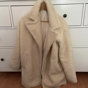 Lång pälsjacka - Krämvit lång pälsjacka i oversized modell