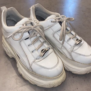 Buffalo London strl 40 - Buffalo skor i användt skick storlek 40. Köpta för ca 1800:- , säljer för 400:-