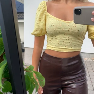 Gul topp  - Söt gul mönstrad topp med hål samt puffar vid axlarna, änvänd fåtal ggr!💛  Strl XS, 75kr+frakt