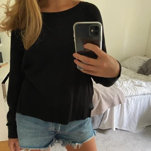 Tröja  - Säljer denna tunna stickade tröjan från zara! Den är väl använd men i bra skick. Storlek M men passar bra på mig som oftast har S. DM vid intresse!💕💕 (köpare stor för frakt)