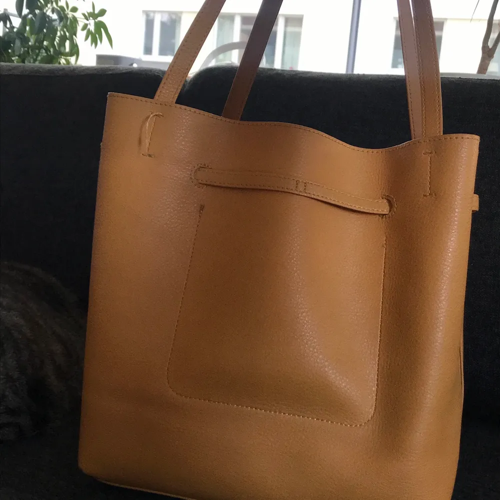 a cute and handy bag from h&m with lots of space in great condition!. Väskor.