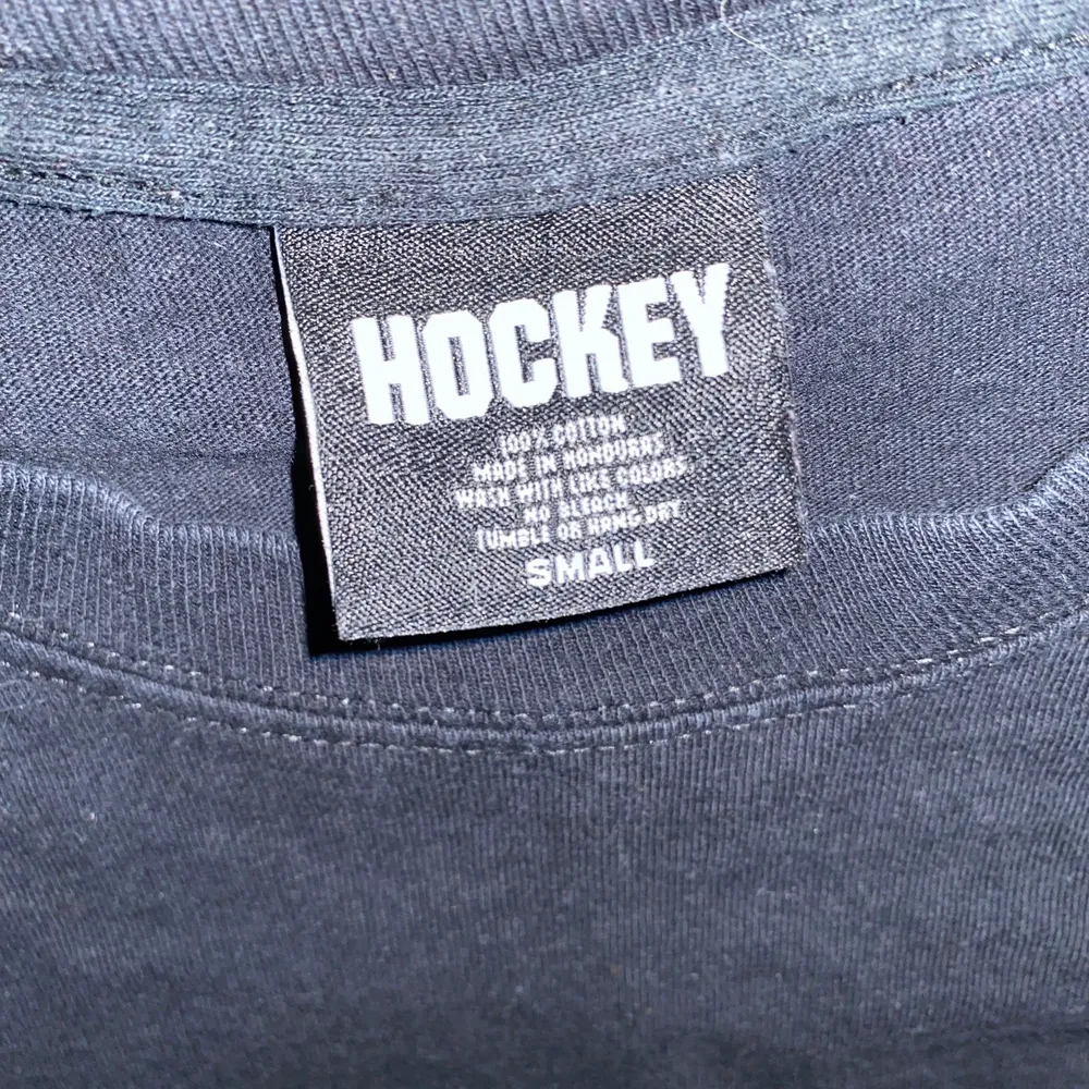 Hockey Skateboards tröja i 10/10 skick. Endast använd 2-3 gånger. Säljer denna för att den inte passar längre. Tröjan är köpt från Hockey/FA store USA. Märket är trendigt just nu och det finns ett begränsat utbud av produkter i Sverige. Köpare står för frakt, ställ gärna frågor i DM.. T-shirts.