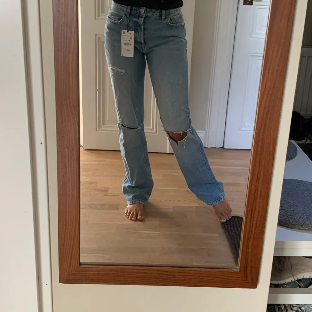 Helt nya oanvända jeans som är midrise/lowrise från zara! Lapparna kvar och sitter superfint💕jag brukar ha 34-38 i Zarah jeans beroende på passform och dessa passar någon med 34-38❤️köpta för 399 kr . Jeans & Byxor.