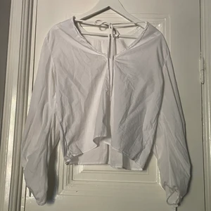 Dagmar blus/ skjorta  - Super fin Dagmar blus/skjorta i storlek 38, jätte bekväm och lätt att bara dra på! Den har jätte fina puffiga ärmar och du kan välja ifall du vill ha knytsidan där fram eller där bak! Knappt använd, super bra skick. Villig att sänka priset ifall man köper snabbt! 