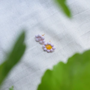 Pärlörhänge ”Pion” - PION är ett par pärlörhängen som är ca 4,5cm långa. Dom har guld nålar och är ett par örhängen som inte hänger.