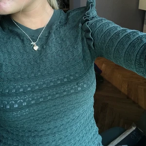 Grön tröja med axelvaddar 💚 - Sååå fin tröja som sitter så fint om kroppen!! Perfekt till hösten och såå fin färg! Den har superfina detaljer vid axlarna och ärmarna 😍 Prislappen sitter kvar så säljer för ungefär samma pris fast billigare 🥰 köpt för 350kr säljer för 300kr