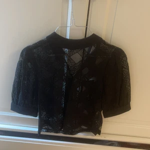 Tröja från Loavies  - Fin tröja från Loavies med genomskinligt spetsmönster. Aldrig använd med prislappen kvar. 
