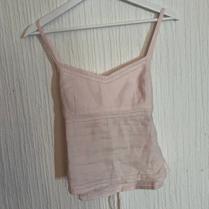 Vintage linnen top - Säljer min söta vintage linnen top som är 100% linnen(hur man nu skriver). Det är ljus rosa och det går att knyta där bak. Fråga efter frågor eller bilder 💓 frakt tillkommer. Buda i kommentarerna!💕