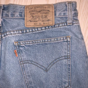 Levi’s lågmidjade jeanskjol - Lågmidjad jeanskjol från Levi’s köpt på secondhand, bara använt ett par gånger 💟