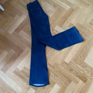 Wrangler western cut 14oz jeans - Nya jättesnygga wrangler jeans i extremt bra kvalitet, tung extra tåligt jeanstyg som också ger snygg passform. Storlek 26 men motsvarar 23