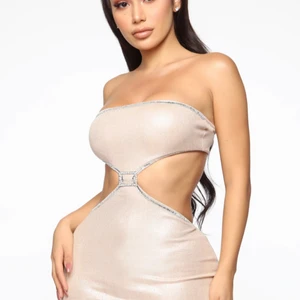 Festlig klänning - Aldrig använd, prislappar kvar strl M men passar en S/XS