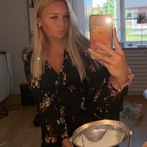 Fin blommig blus  - super fin blommig och oroligt skön blus/Tröja! Storlek S från Gina 