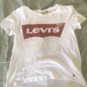 Levis T-shirt - En vit Levis t-shirt i storleken XS, använda några gånger!