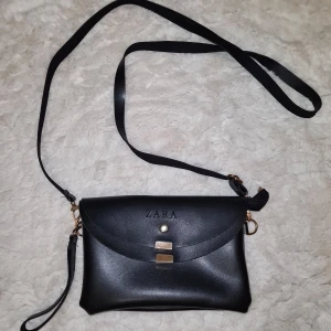 Zara väska - Zara axelväska i bra skick. Använd fåtal gånger. Priset går att diskutera. Skiv för mer info :)