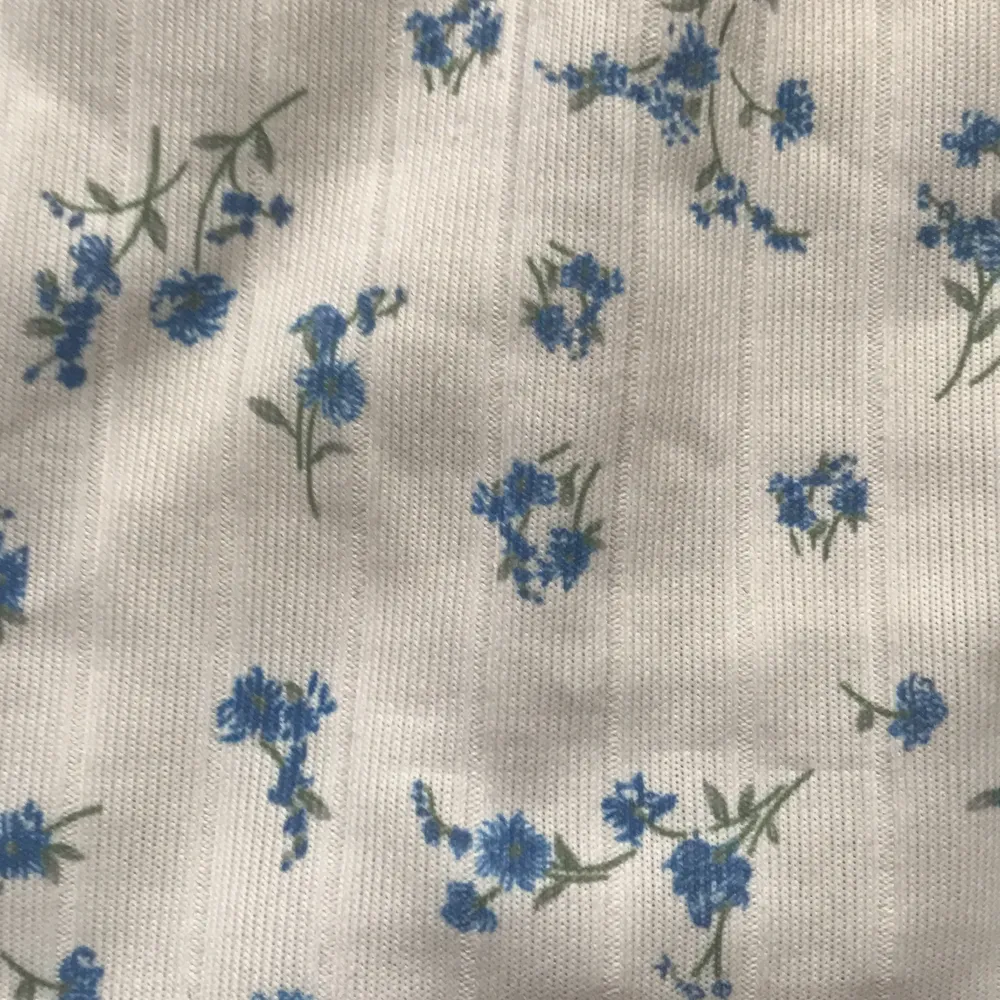 Jättefint blommigt linne från shein, använd ca 2 ggr☺️ inget täcken på användning. Toppar.