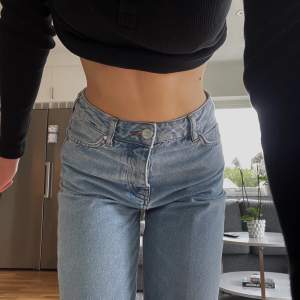 Snygga enkla jeans från bikbok som har ett väldigt skönt material, säljer pga gillar inte hur dem sitter på mig.🥰  350kr +frakt