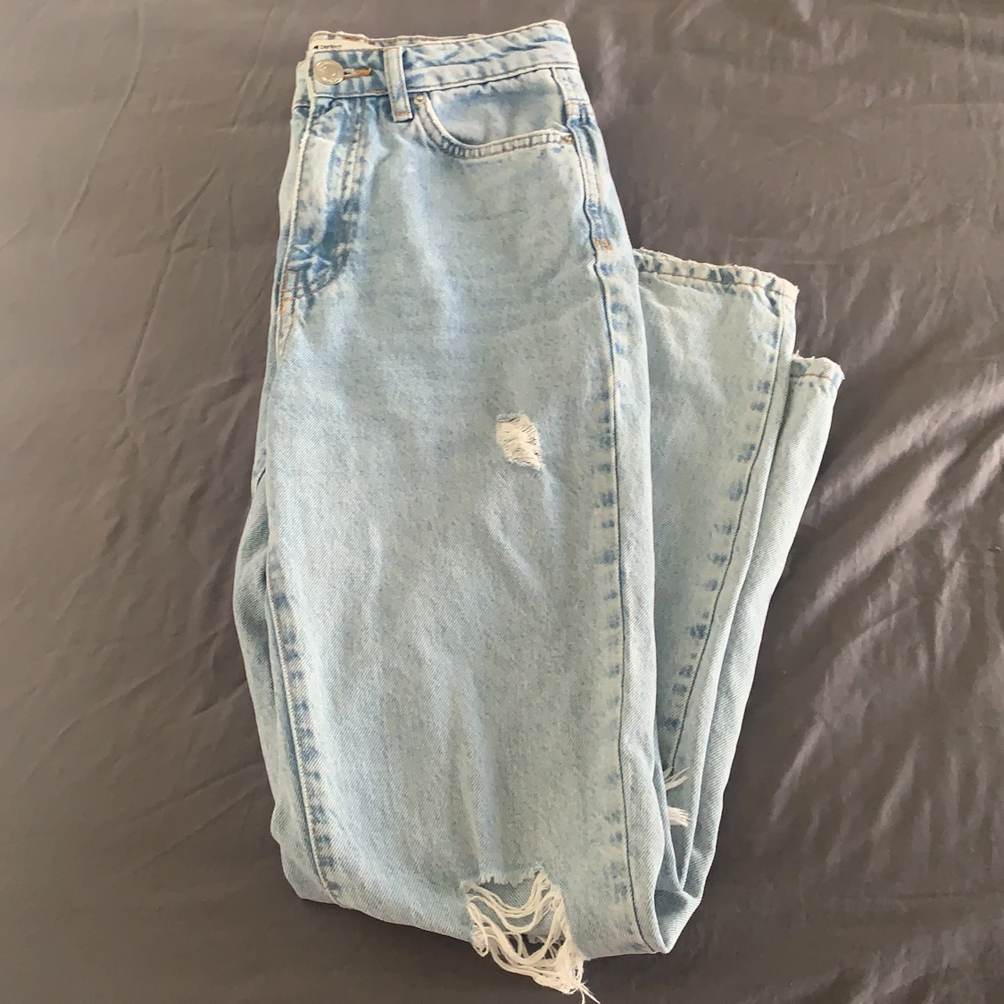 Blåa jena från Gina tricot storlek 32  - 90