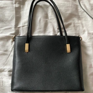 Svart väska  - Har använt fåtal gånger så den är i bra skick. Du får med ett justerbart längre band som hör till väskan. Medium stor skulle jag säga. 