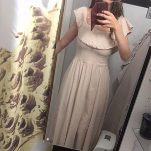 Klänning - Använd 1 gång då jag ångrade mig men tappade bort kvittot. Man kan välja atr banden ska vara på axlarna eller att banden e längre ner så der blir en klänning som visar off shoulders