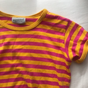 randig marimekko babytee  - Randning babytee från marimekko! Sjukt gullig, passar xs! Möts i slussen eller postar!