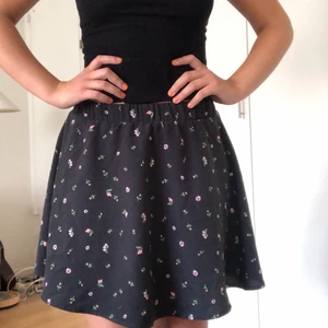 Svart kjol - Säljer min fina svarta kjol med små blommor på från Monki🌷🌷 kjolen har använts 3 gånger och är i bra skick.💃🏼💃🏼 Frakt ingår ej i priset.