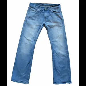 Levi’s 506 jeans                                                    Blue Wash, Excellent Condition( svaga fläckar vänster ficka), Size 31/30, 349sek      Measurements: Waist: 40 cm, Outseam: 97 cm, Inseam: 73 cm, Leg Opening: 20 cm               Skickas inom 24h, samfrakt är möjligt, 14 dagars retur.                                                                  Regler & villkor i våran beskrivning!  För fler bilder eller övriga frågor, skriv gärna!