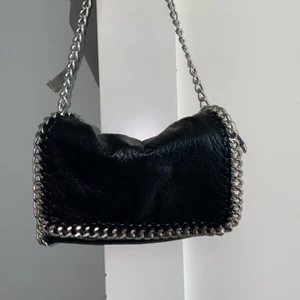 Väska  - Säljer min slutsålda tiamo väska , har inga defekter 🥰 pris + frakt 