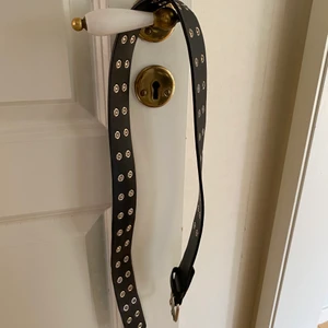 brandy melville skärp - snyggt brandy skärp som inte längre kommer till användning tyvärr, alla hålen sitter kvar💓 köparen står för frakten💓💓