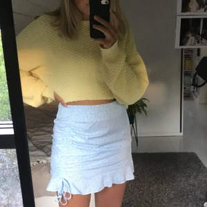Kjol  - Ljusblå kjol med blommigt mönster. Aldrig använd. Skulle säga att färgen är lite mörkare än bilderna. Köparen står för frakt, kan annars mötas upp i Stockholm.