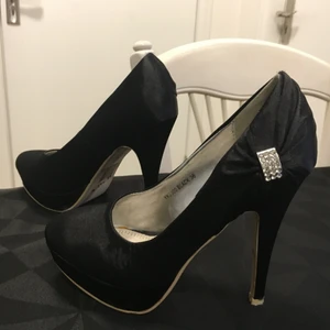 Klackskor från JUMEX 💎 - Jag säljer mina svarta klackskor från JUMEX som jag har haft på 2 gånger. Klackhöjd: 12,5 cm.