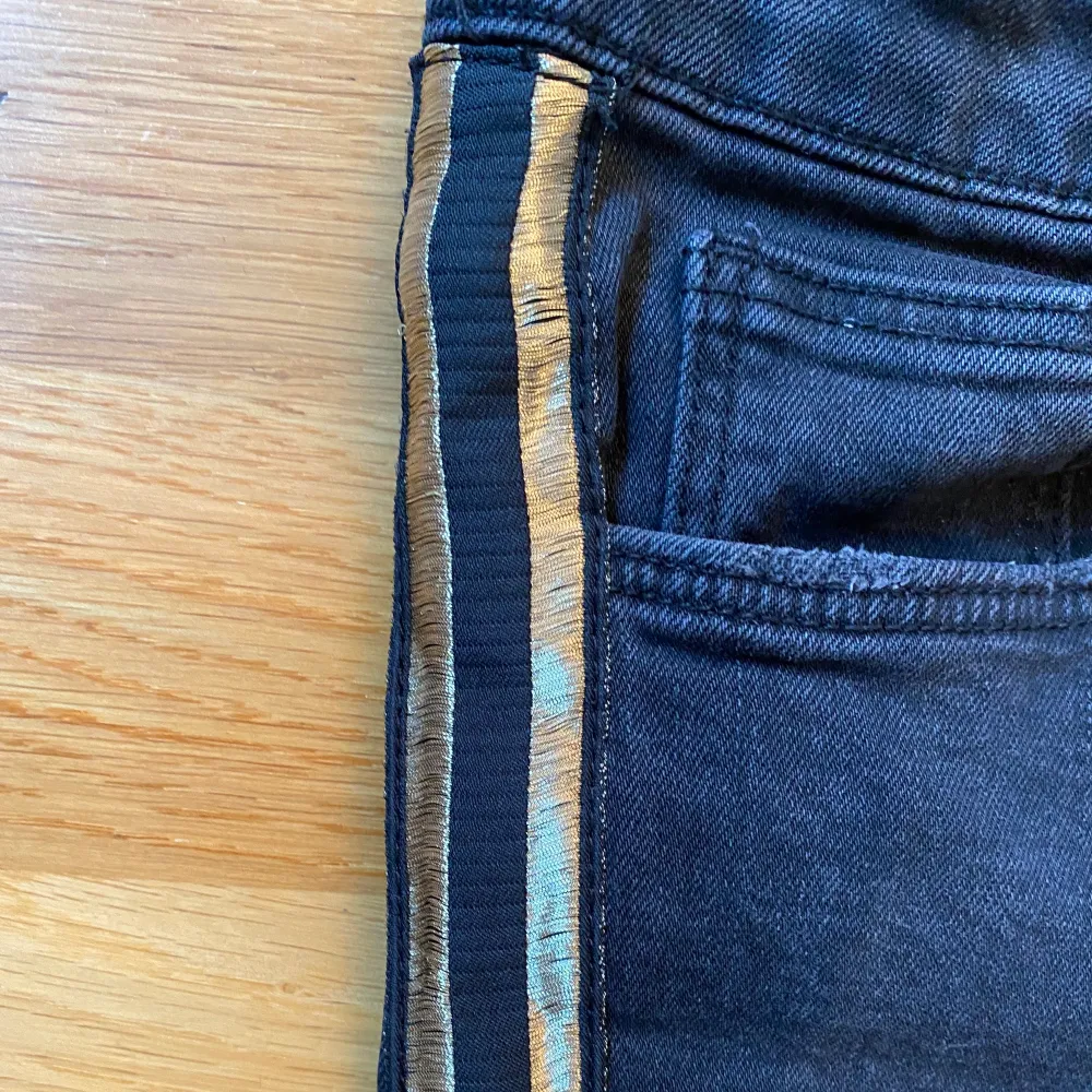 Superfina mörk grå stretchjeans från Zara. Slimfit modell.väldigt fin tvätt.  . Jeans & Byxor.