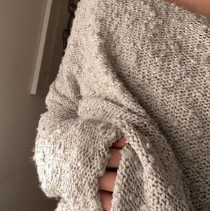 Mysig tröja från Cubus - En ljusgrå virkad tröja från Cubus. Storlek M men storleken beror på hur man vill den ska sitta.